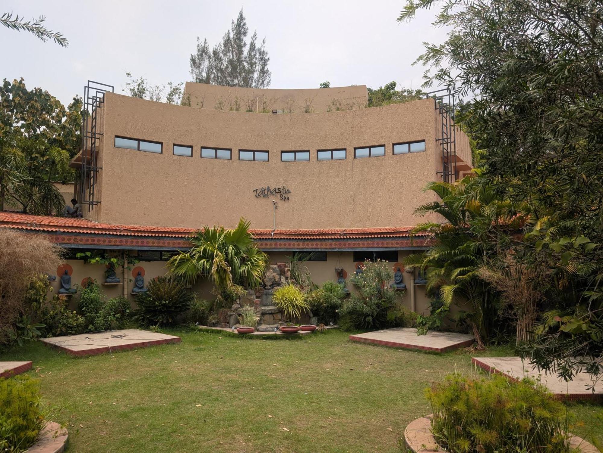 Tathastu Pench Hotel Khawasa Bagian luar foto